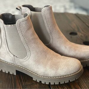Women's Chelsea Boots in Cream